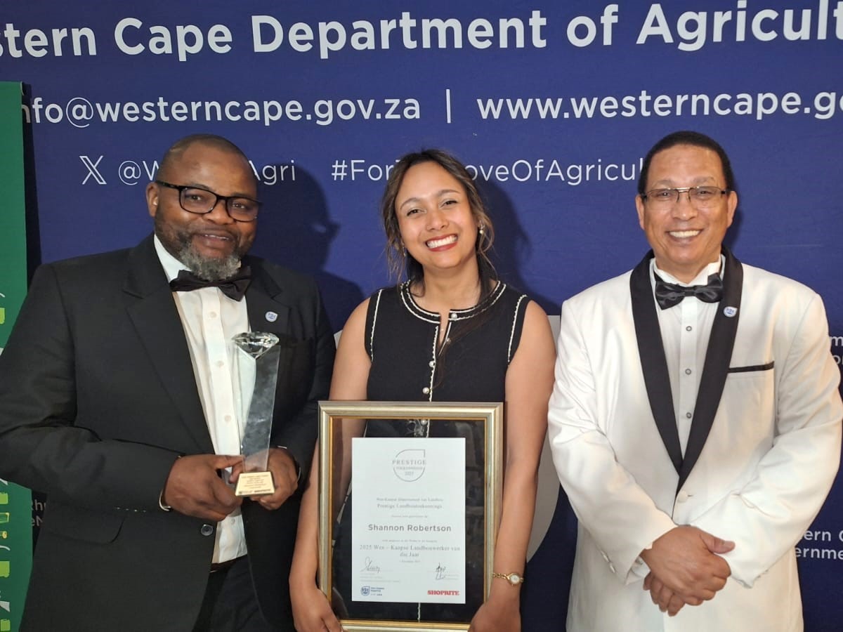 Western Cape Prestige Agri Awards 2025 Honours Agri Worker Excellence L - R: Dr Mogale Sebopetsa, Head Department: Western Cape Department of Agriculture, Shannon Robertson (Winner) and Dr Ivan Meyer, Western Cape Minister of Agriculture, Economic Development and Tourism